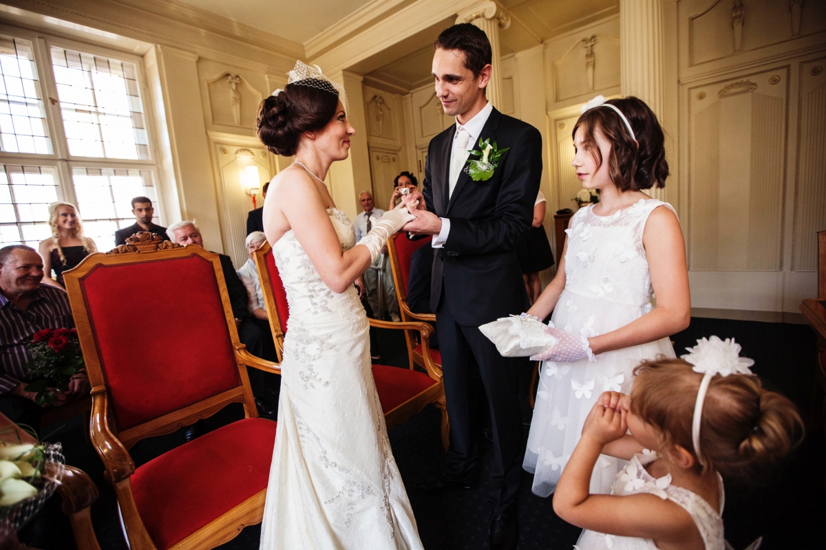 Hochzeit Trauung in Standesamt TempelhofSchöneberg Hochzeitsfotograf Berlin
