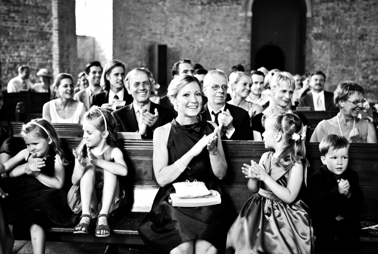 Die Gäste wärend der Trauung In Der Kirche Hochzeitsfotograf Berlin