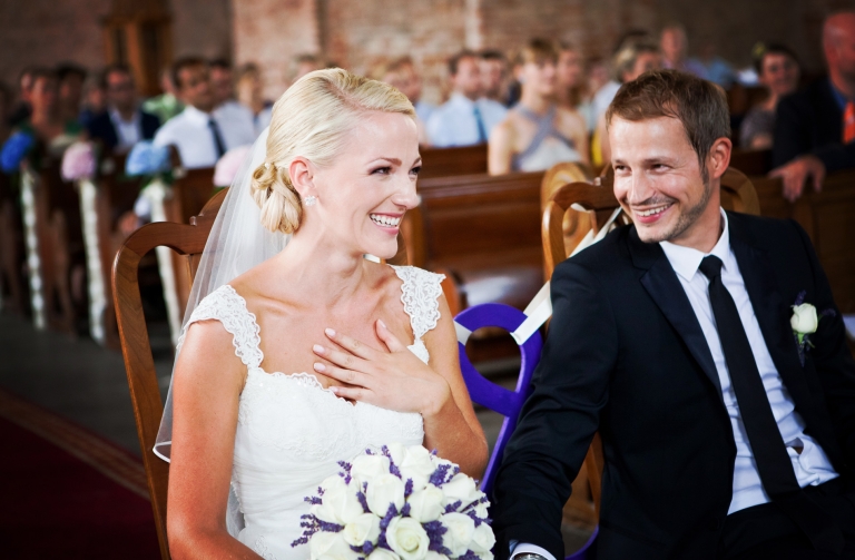 Braut und Bräutigam wärend der Trauung In Der Kirche Hochzeitsfotograf Berlin