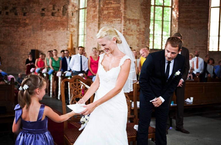 Ringwechsel bei der kirchlichen Trauung Hochzeitsfotograf Berlin