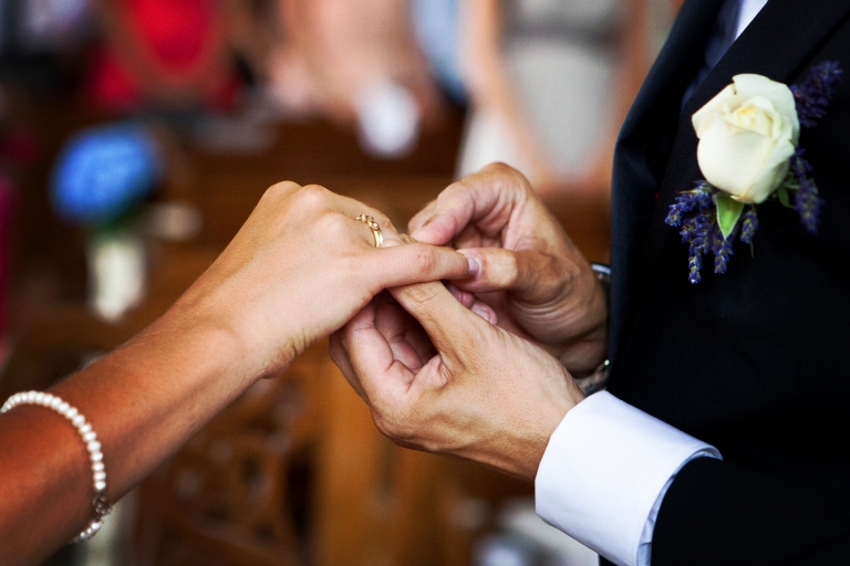 Ringwechsel bei der kirchlichen Trauung Hochzeitsfotograf Berlin