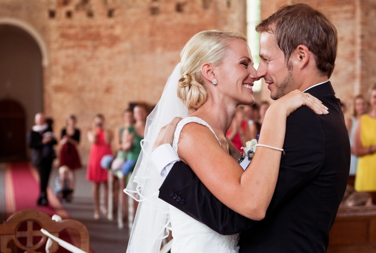 Hochzeitskuss die Trauung in der Kirche Hochzeitsfotograf Berlin