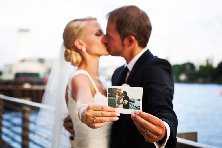 Brautpaarshooting an der Spree Hochzeitsfotograf Berlin