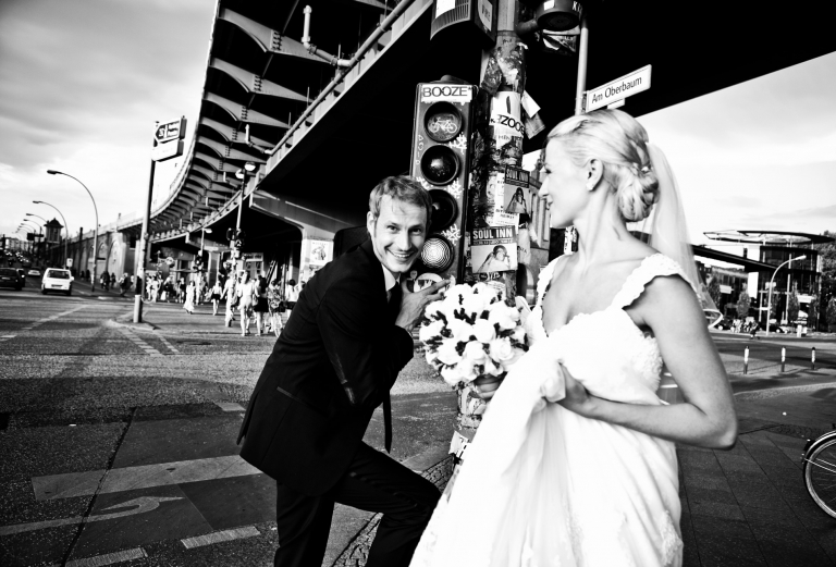 Brautpaarshooting an der Spree Hochzeitsfotograf Berlin