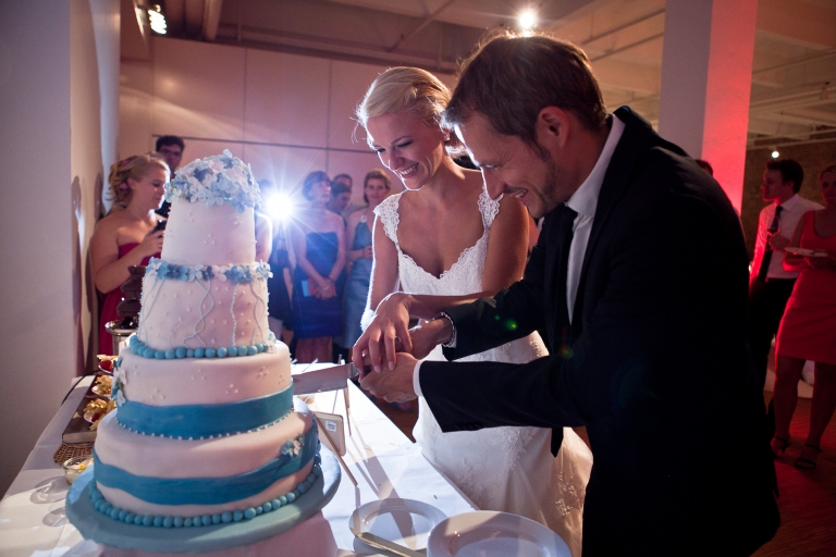 Hochzeitstorte schneiden Hochzeitsfotograf Berlin