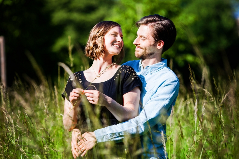 Fotoshooting im Park für Einladungskarten Hochzeit