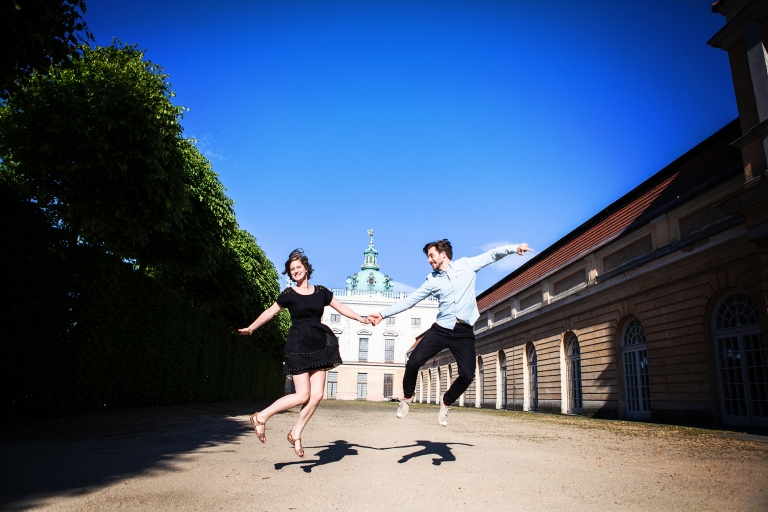 Springen in die Luft beim Verlobungshooting in Berlin