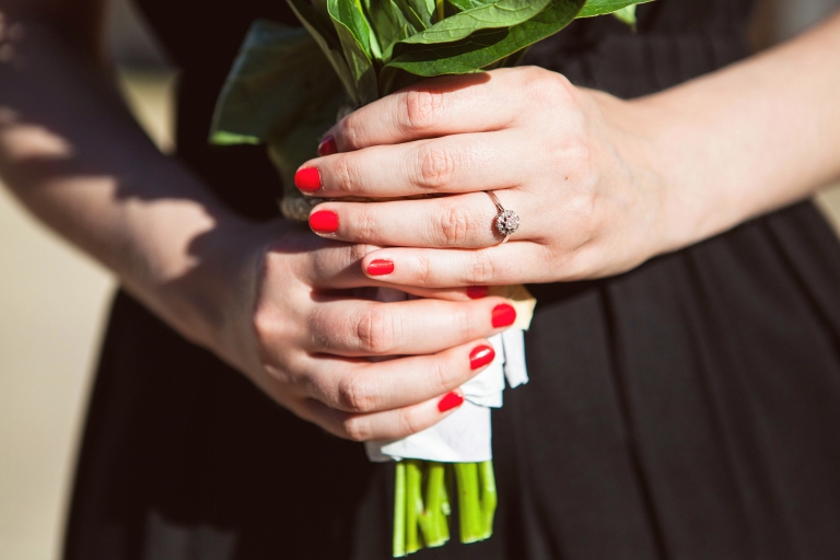 Verlobungsring und Blumestrauss Fotoideen