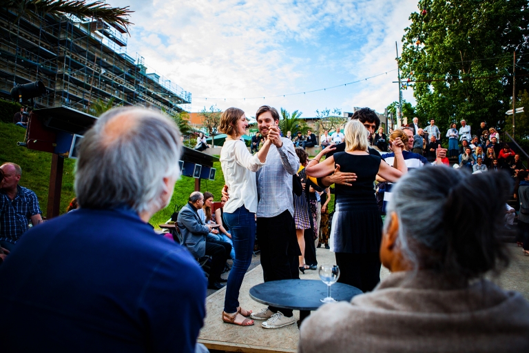 Tanzen in Monbijoupark Berlin Verlobungsshooting