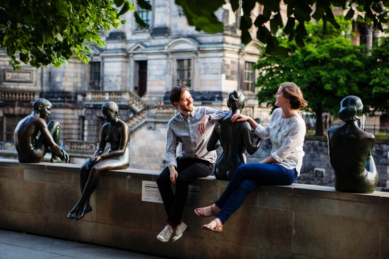 Verlobungsshooting in Mitte Berlin gegenüber Berliner Dom