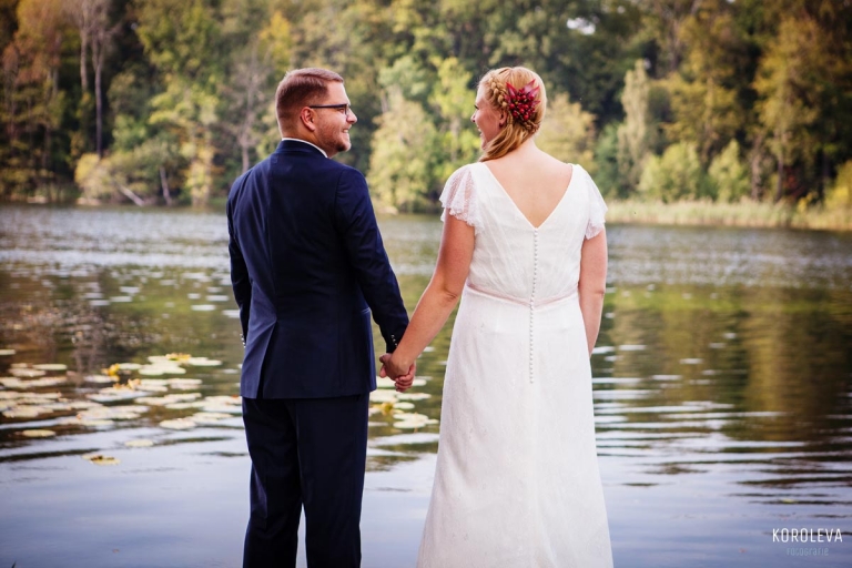 Stober Landgut Hochzeitsfotograf Nauen Brautpaarshooting am See