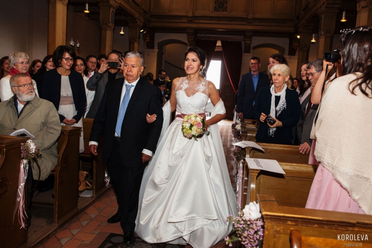 Kirche Trauung Hochzeitsfotograf Berlin Ankommen der Braut 
