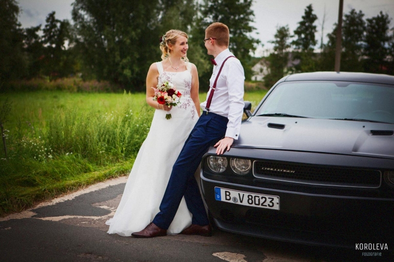 Hochzeitsfotograf Bad Belzig Paulinenhof Brautpaar Hochzeitsauto