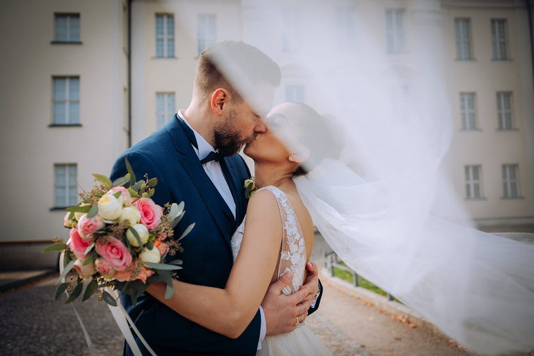 Hochzeitskuss für Paarshooting wärend der Hochzeit