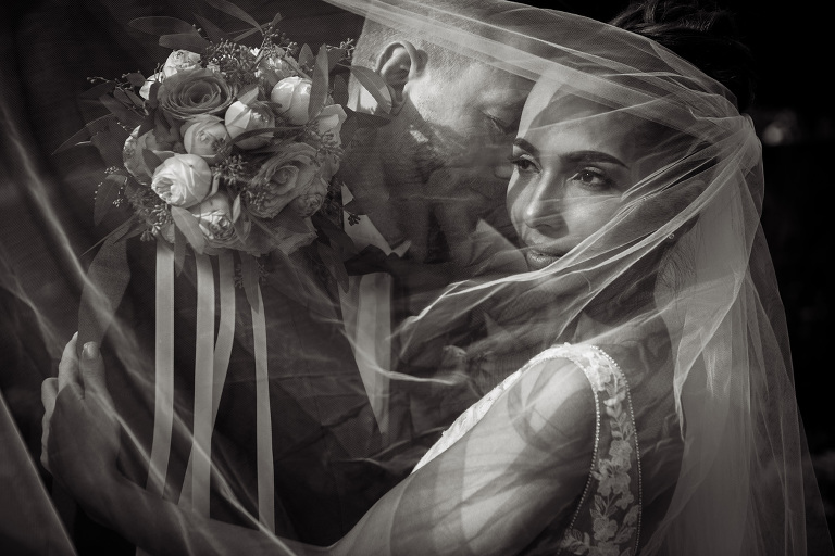 Romantisches Schwarz Weiss Bild vom Braut und Bräutigam im Schlos Köpenick