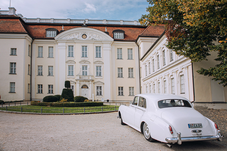 Das Hochzeitsauto kommt zur Trauung in Schloss Köpenick