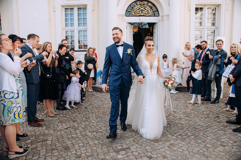Das Brautpaar und Gäste nach der Trauung im Schloss Köpenick