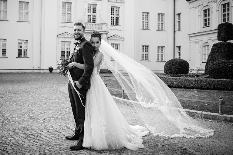 Schwarz Weiss Bild vom Braut und Bräutigam  vor dem Schloss Köpenick